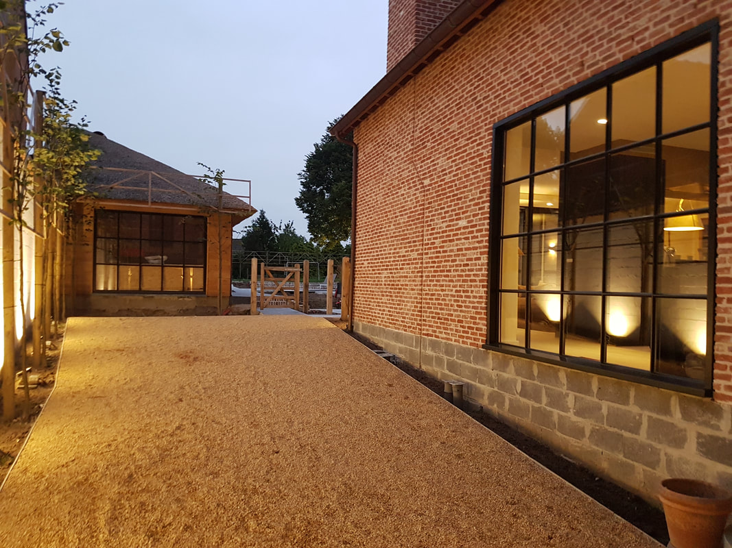 SEMMERLODGE country-style brick exterior and courtyard